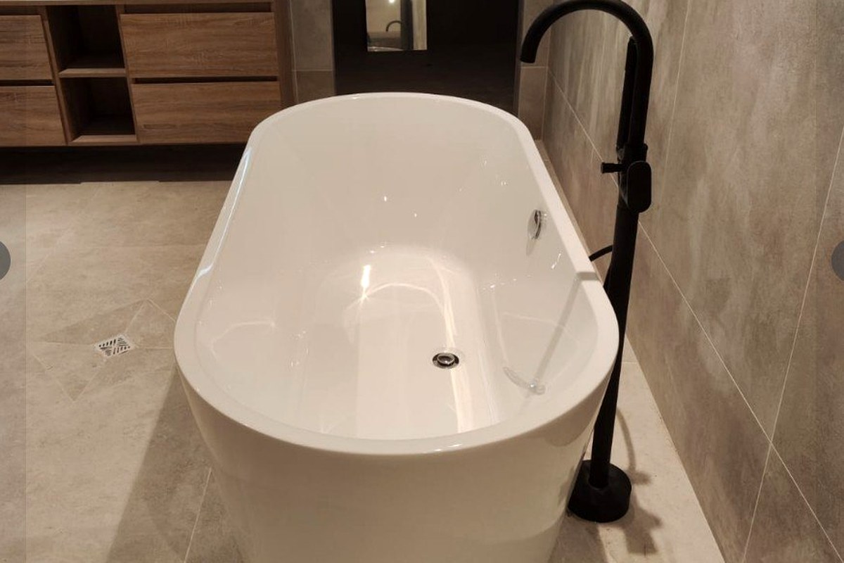 Baignoire îlot — finition épurée