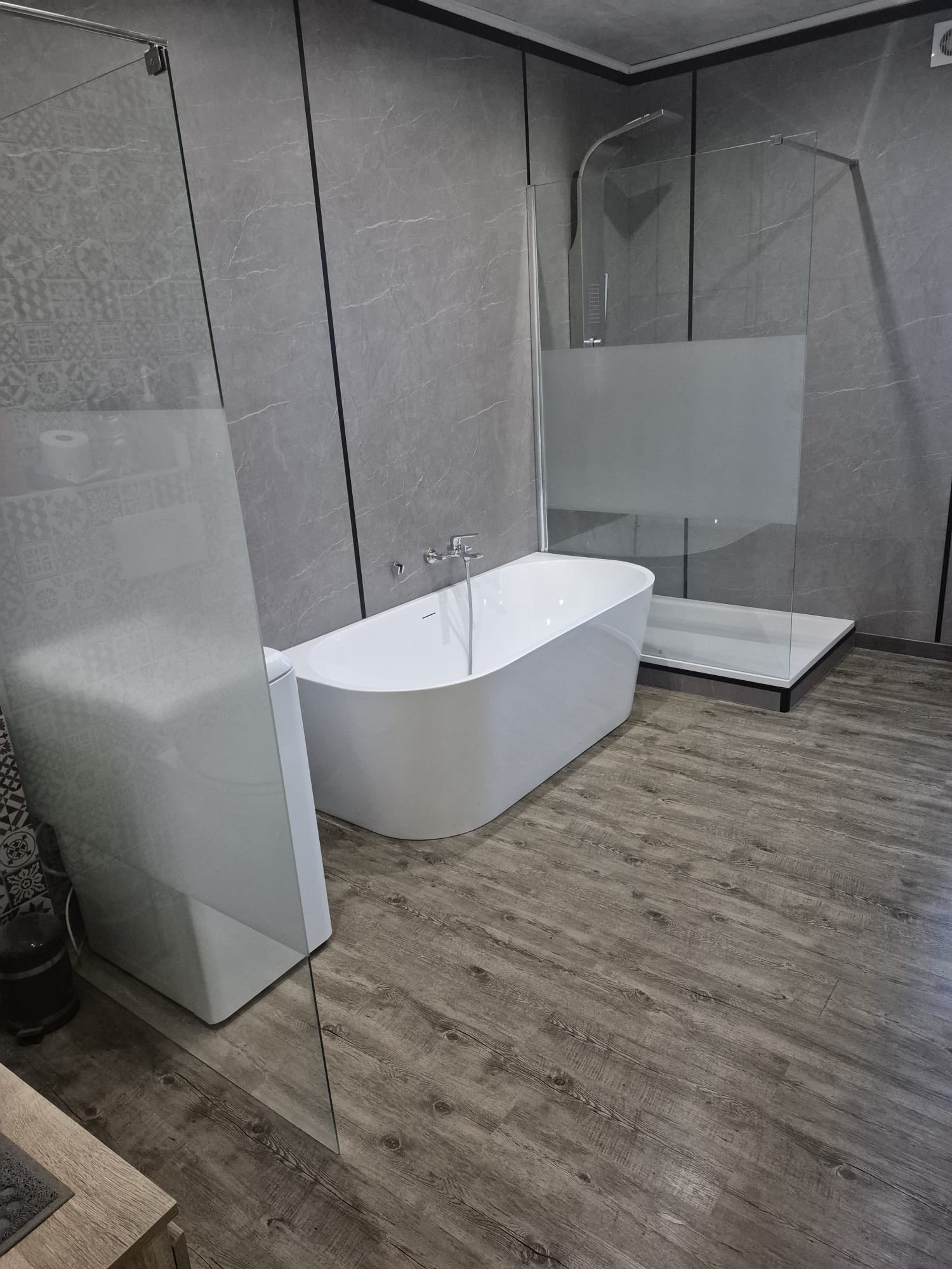 Salle de bain — baignoire îlot &amp; douche italienne